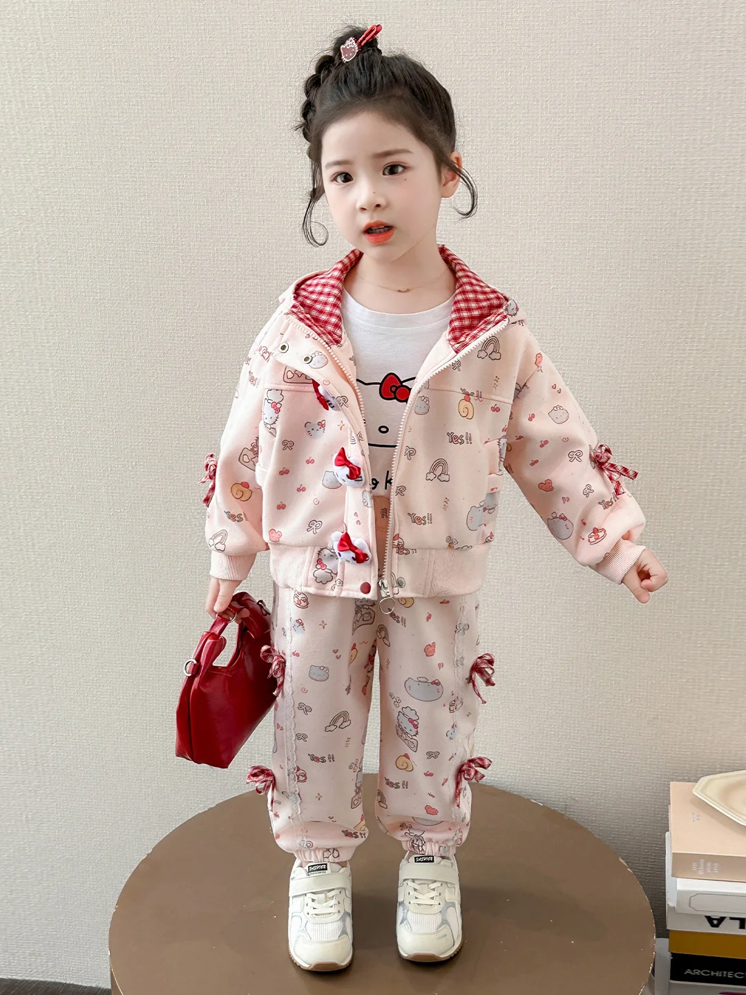 

Детский весенне-осенний комплект из двух предметов: легкое и удобное пальто с капюшоном и узором в виде мультяшных персонажей, с завязками, для девочек.