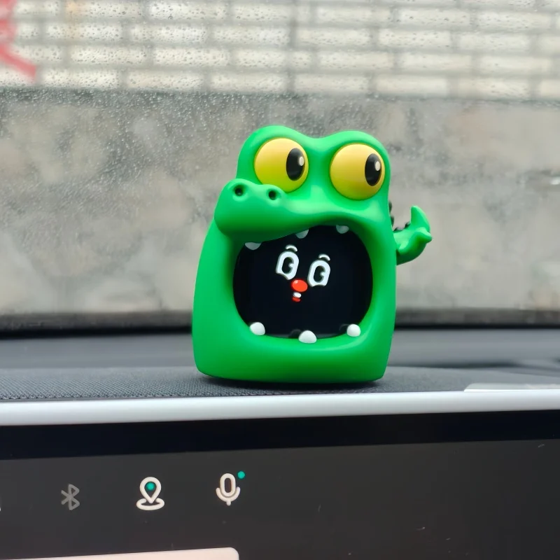 MANGOGO Serie Casco a Forma di Testa di Coccodrillo, Decorazione Elettronica per Auto, Ornamento Carino per Interni Auto, per Cruscotto