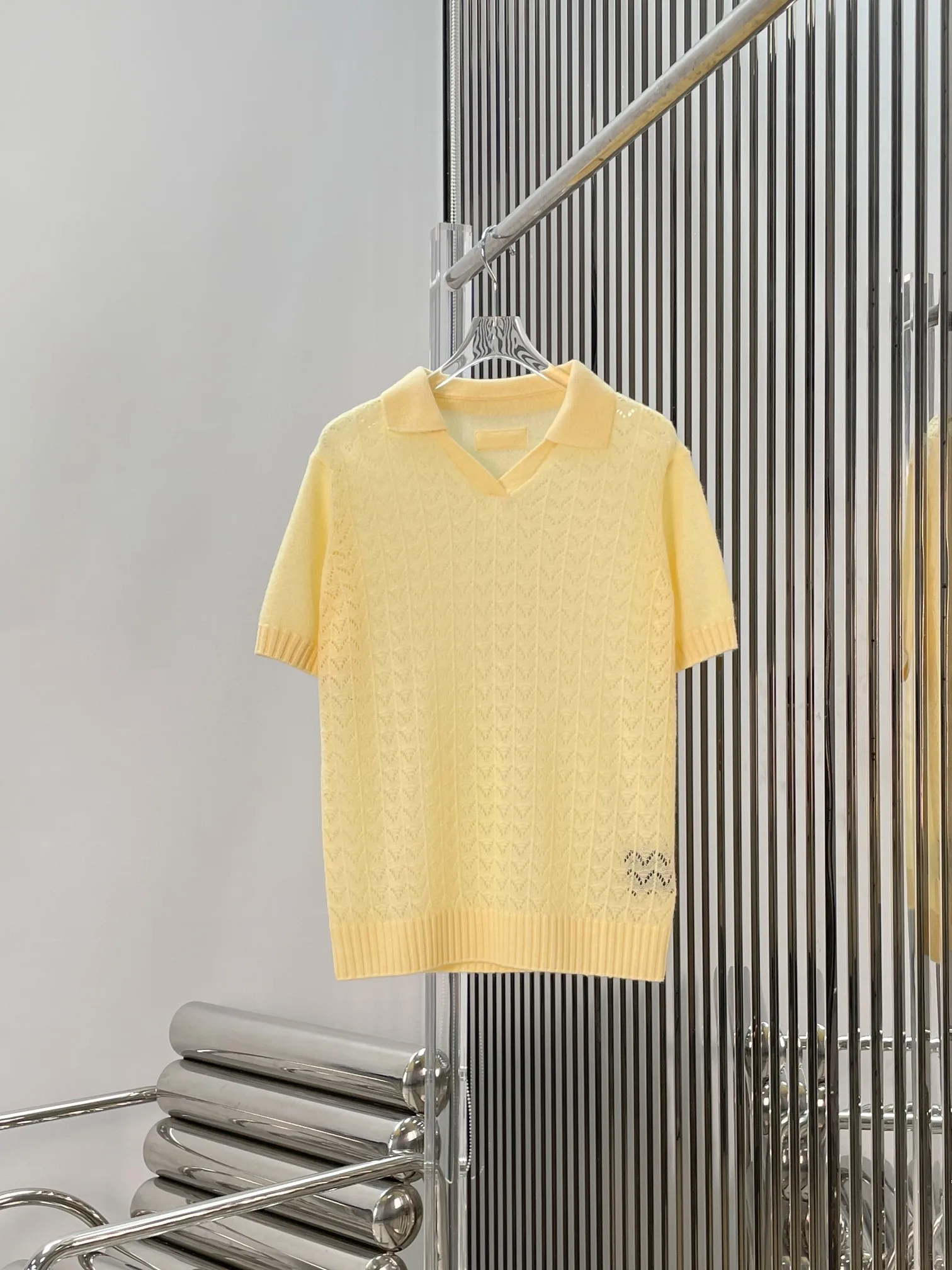 

Модный желтый кашемировый трикотажный топ с коротким рукавом, ажурной вышивкой и отложным воротником, женский, в деловом стиле, приталенный крой