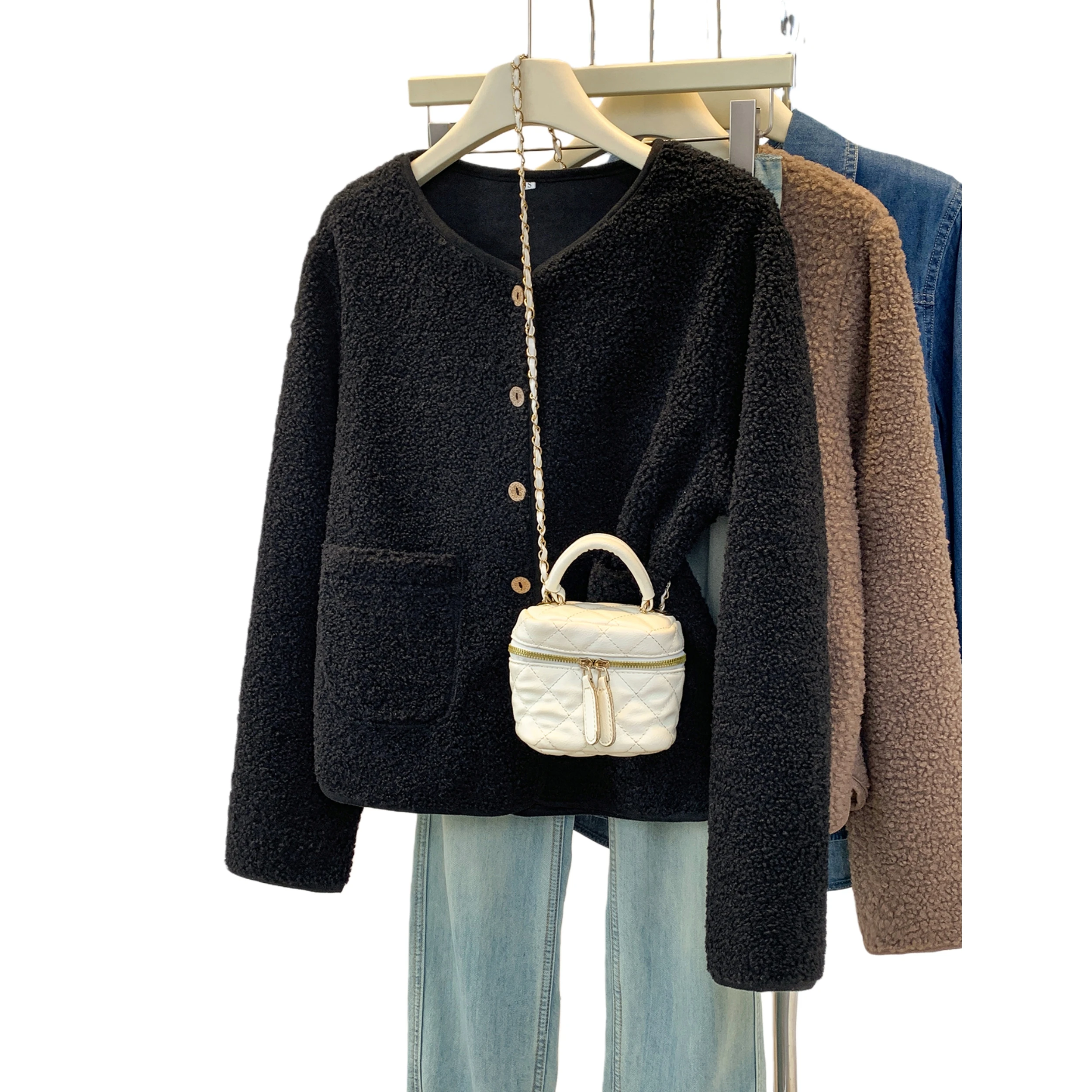 

Осенне-зимний жилет больших размеров свободного кроя, легкий, теплый, с длинными рукавами, из искусственной овчины, однотонный, на одной пуговице