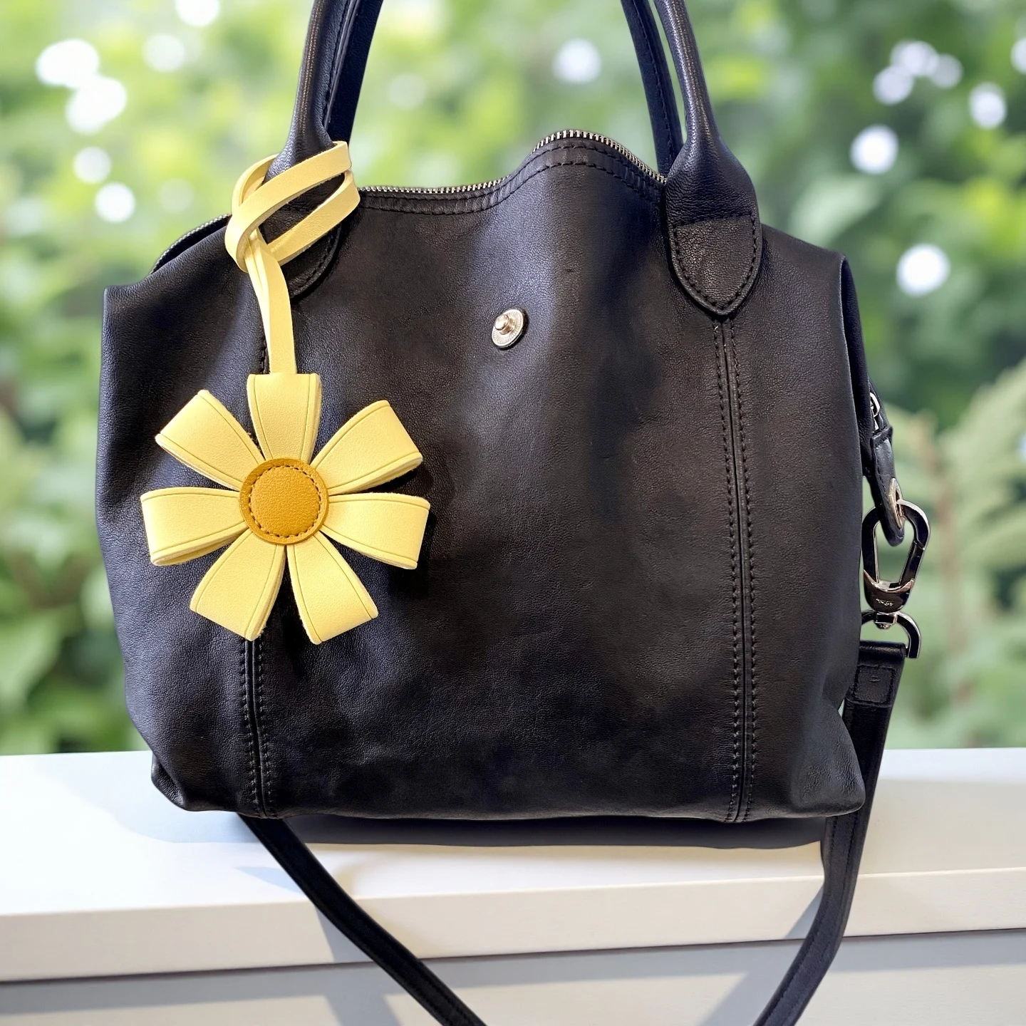 Llavero de girasol de cuero PU grueso, colgante floral 3D voluminoso para bolso, diseño adorable y reconfortante para carteras y mochilas, regalo floral