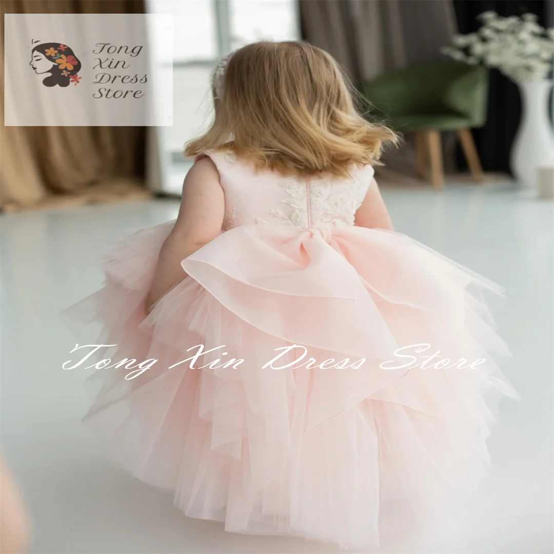 สีชมพูอ่อนดอกไม้สาวชุดสําหรับงานแต่งงานTulle AppliqueแขนกุดLayeredเด็กวันเกิดParty First Communion Ball Gowns