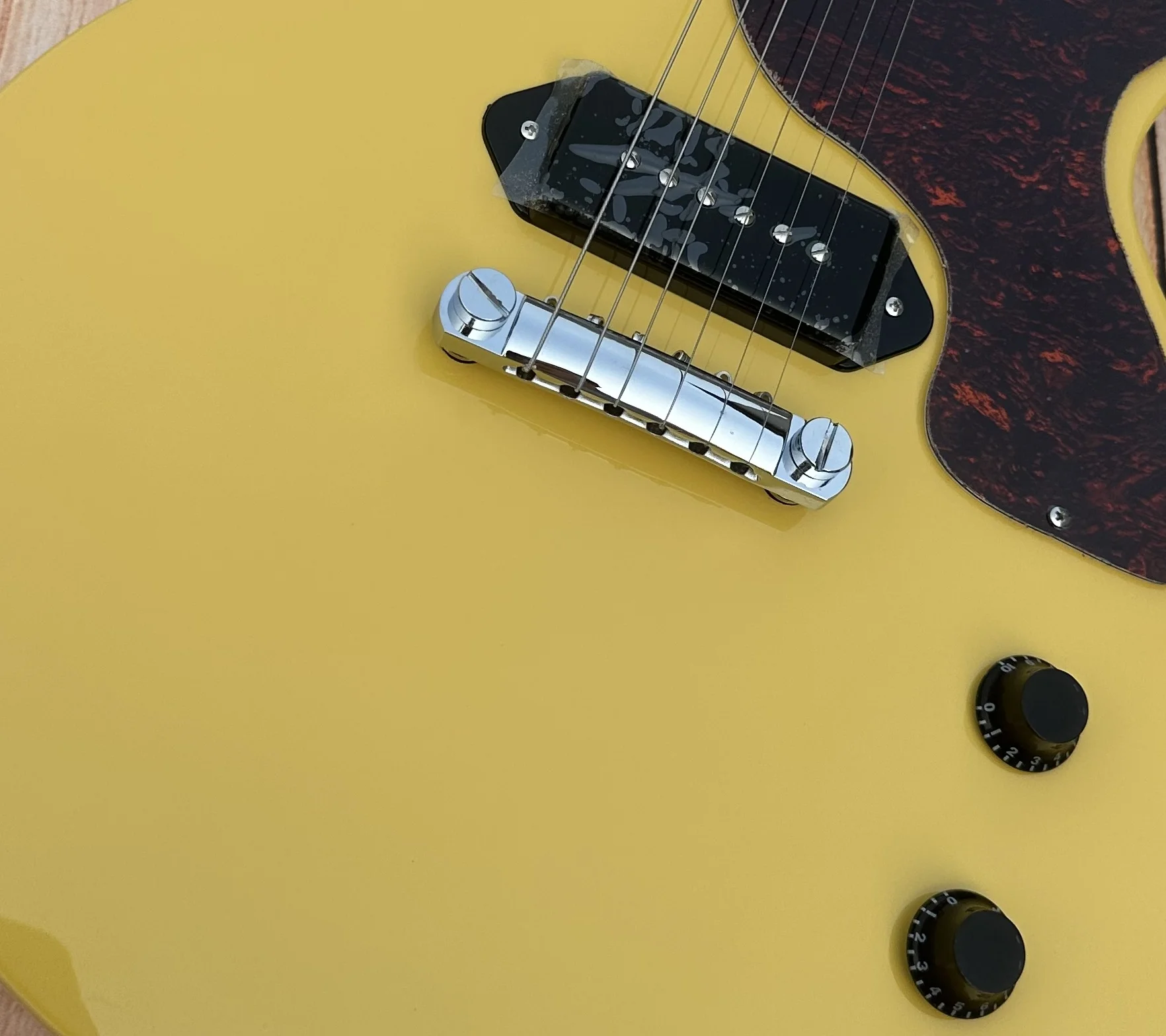 Standard electric guitar, TV transparent yellow, retro tuner, in stock, lightning package