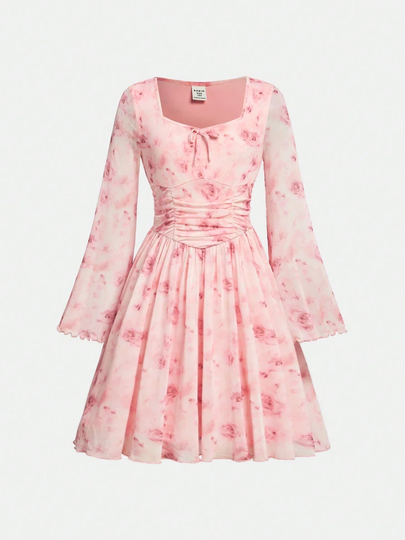 

Розовое платье с цветочным принтом, квадратным вырезом, расклешенными рукавами и приталенной талией