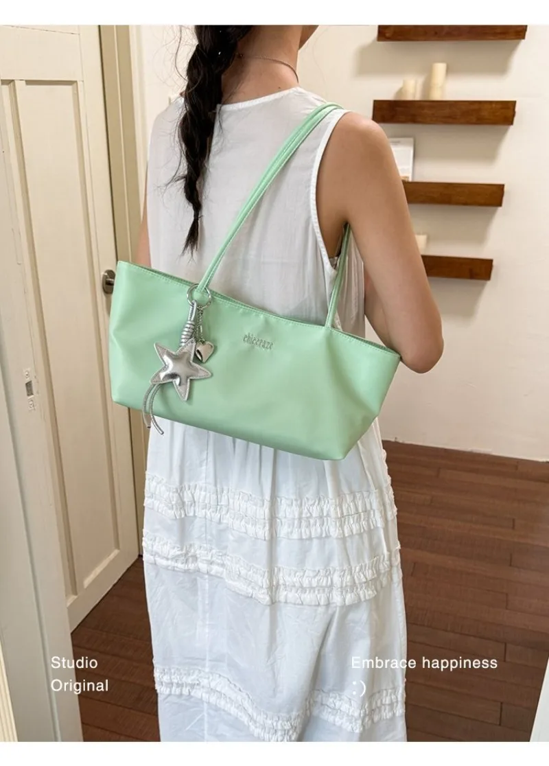 CEEKAY Minimalistische Handtasche aus massivem Nylon, zwei Tragemöglichkeiten, Metall-Sternanhänger, für Mädchen, vielseitig einsetzbar, frische, tägliche Unterarm-Umhängetasche – Detail 5