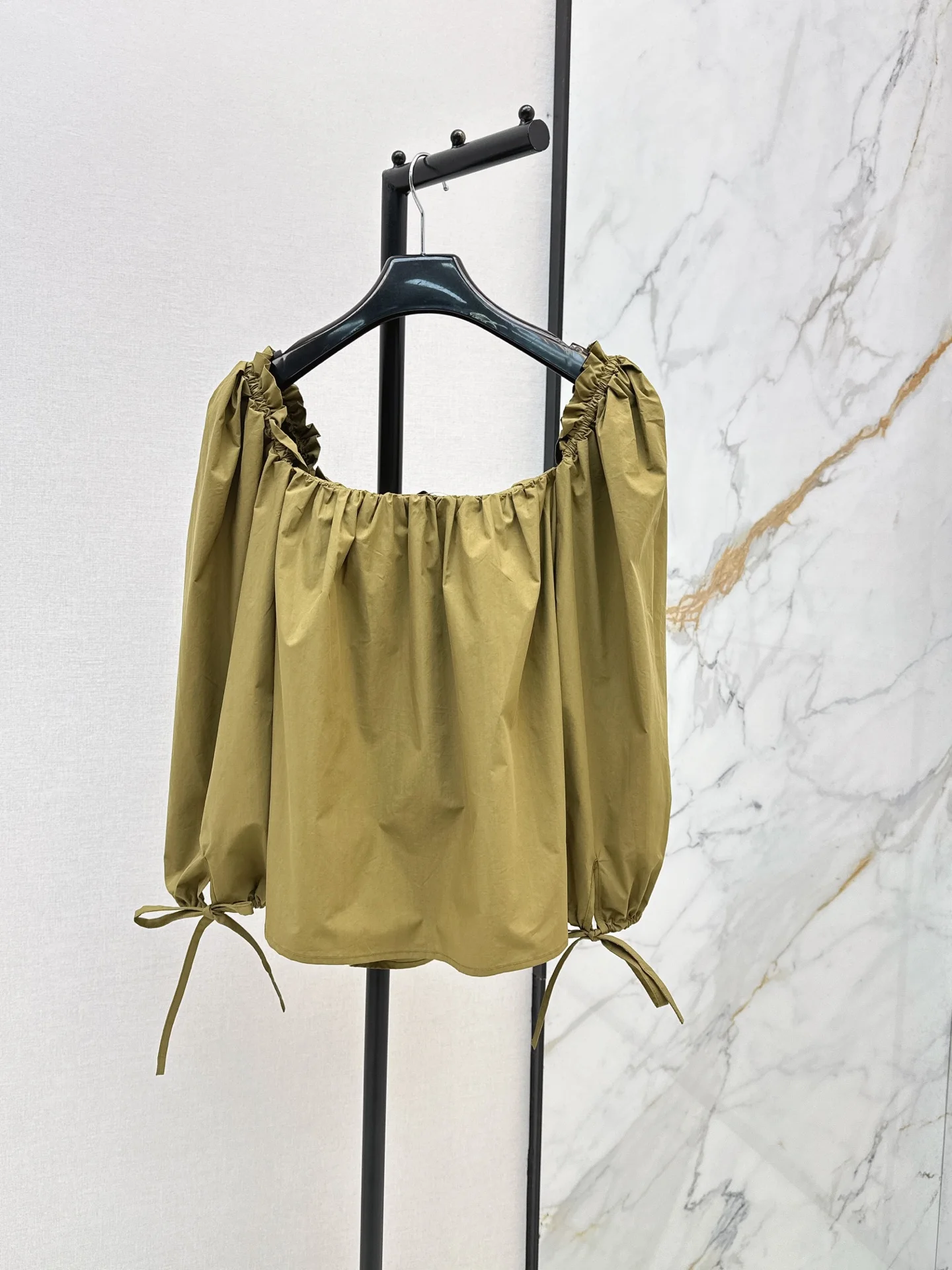 Blusa de Popelina de Algodón con Mangas Abullonadas y Pliegues Franceses, Estilo Off-the-Shoulder, Verano 2026, Nueva, 165