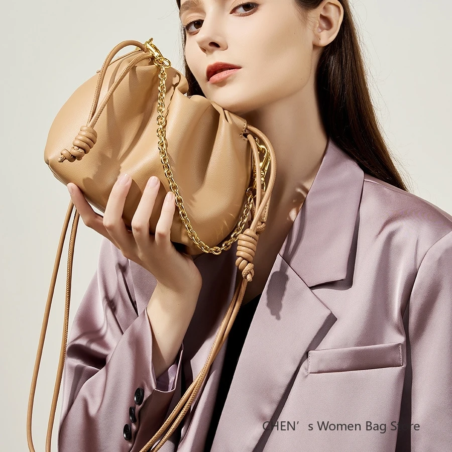 جلد طبيعي سحابة حقيبة حقيبة كتف حقيبة يد المرأة حقائب كروسبودي جلد البقر تحت الإبط سلسلة صغيرة زلابية حقيبة السيدات كوريا