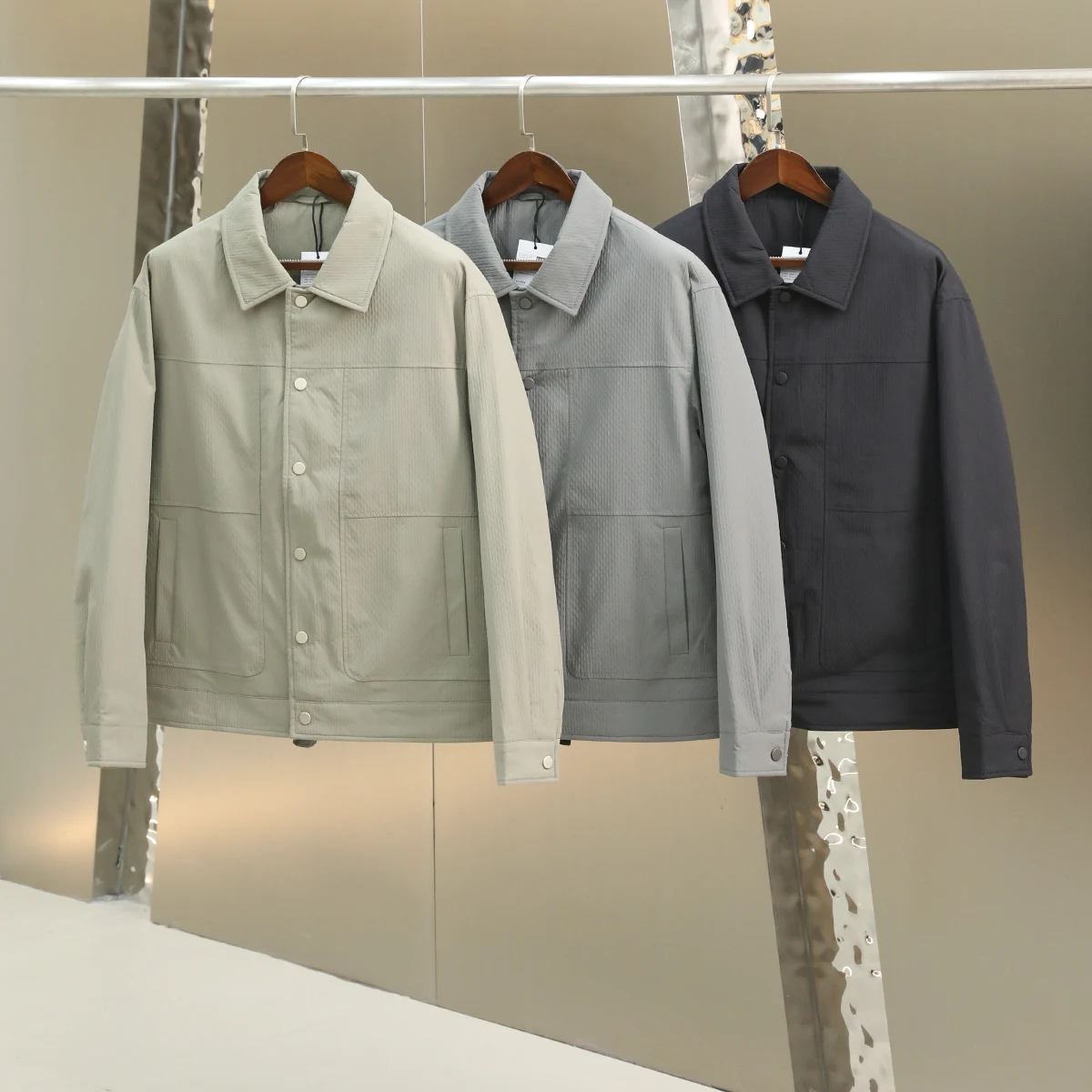 

Men's down Jaet Stand Collar Windproof Waterproof 90 Du down Filling Faionable Urban Sle Long Sve Zipper Closure