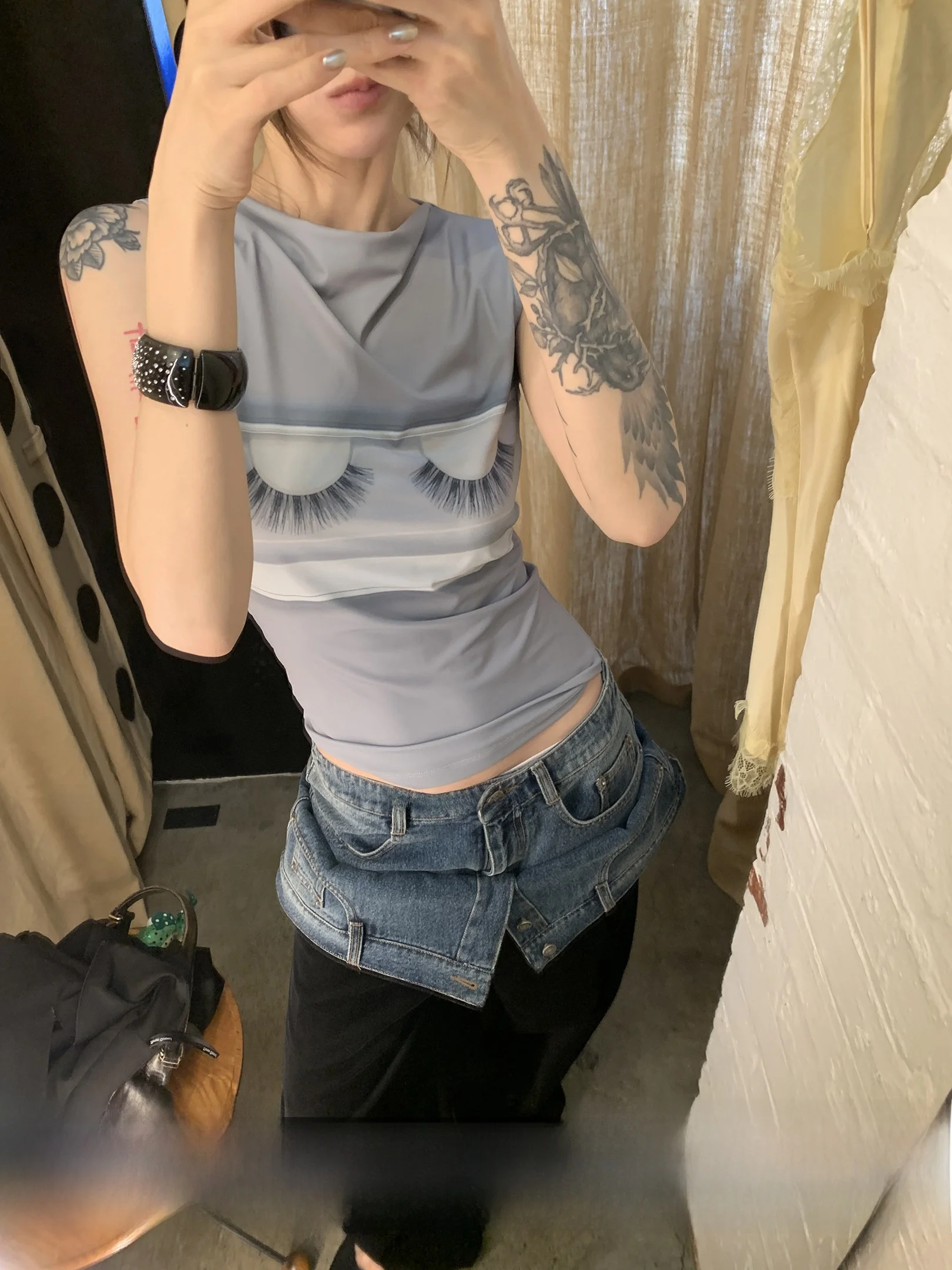 

Женский топ с принтом ресниц Three Goood, с полувысоким воротником и вырезами на плечах, повседневный стиль, из полиэфирного волокна, весенняя коллекция, верхняя одежда