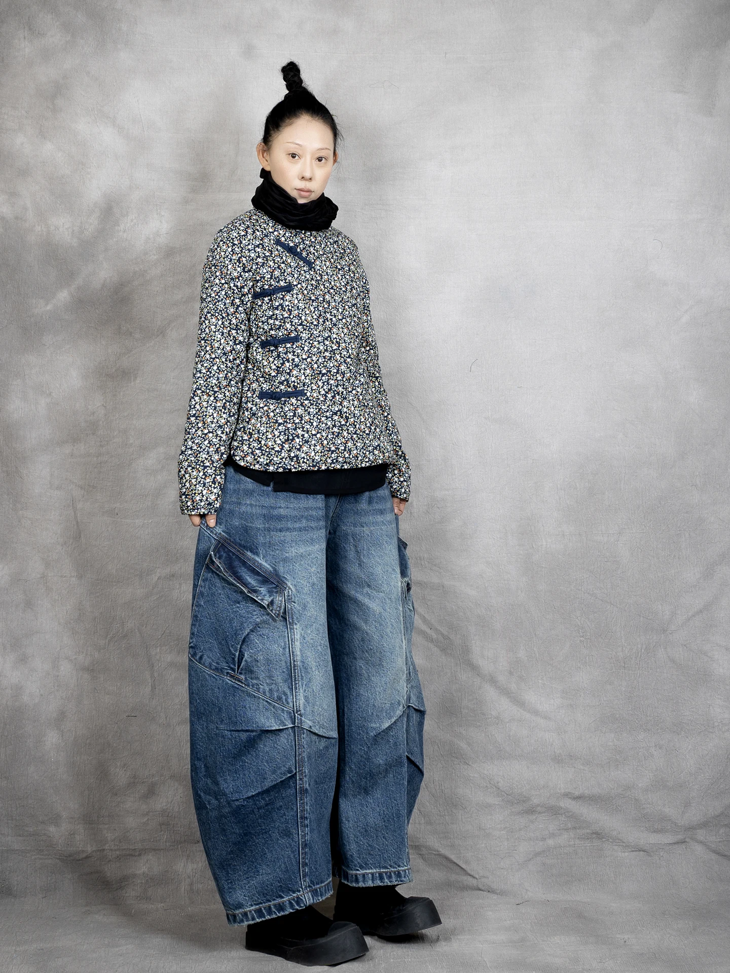 

Новая зимняя куртка из чистого хлопка с цветочной вышивкой, воротником-стойкой и пуговицами, а также широкие джинсы из шелковистой ткани для работы.