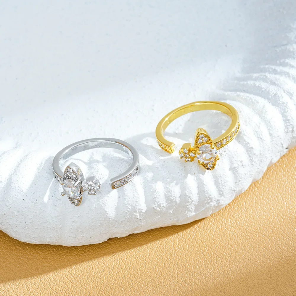 The stone three-dimensional saturn-shaped open ring exudes a sense of high-end fashion and light luxury