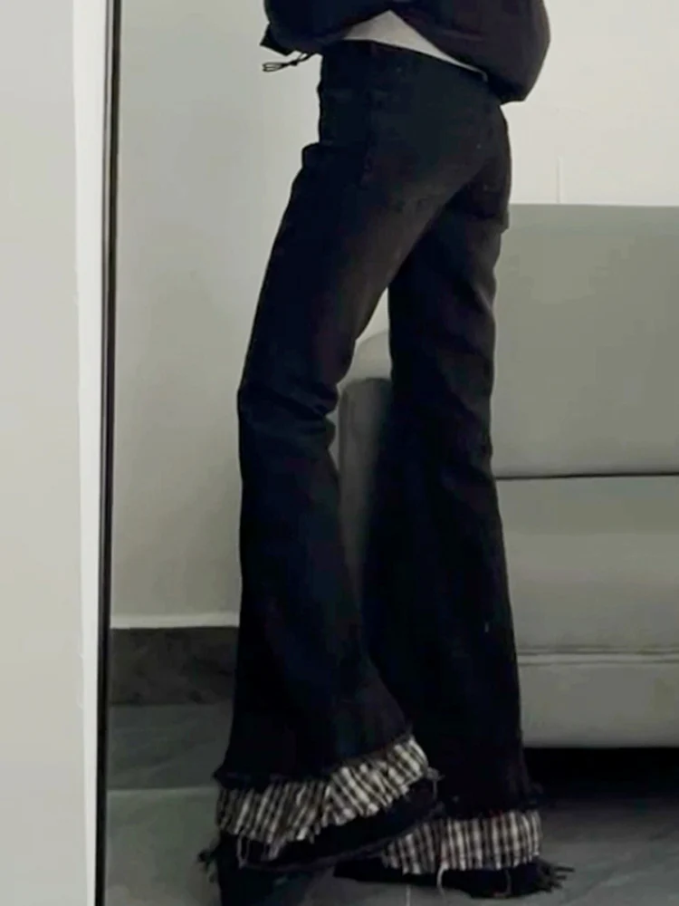 Damskie spodnie jeansowe w kratę Y2K z falbankami, czarne, z niskim stanem, dopasowane, z rozszerzanymi nogawkami, vintage streetwear, styl hot girl.