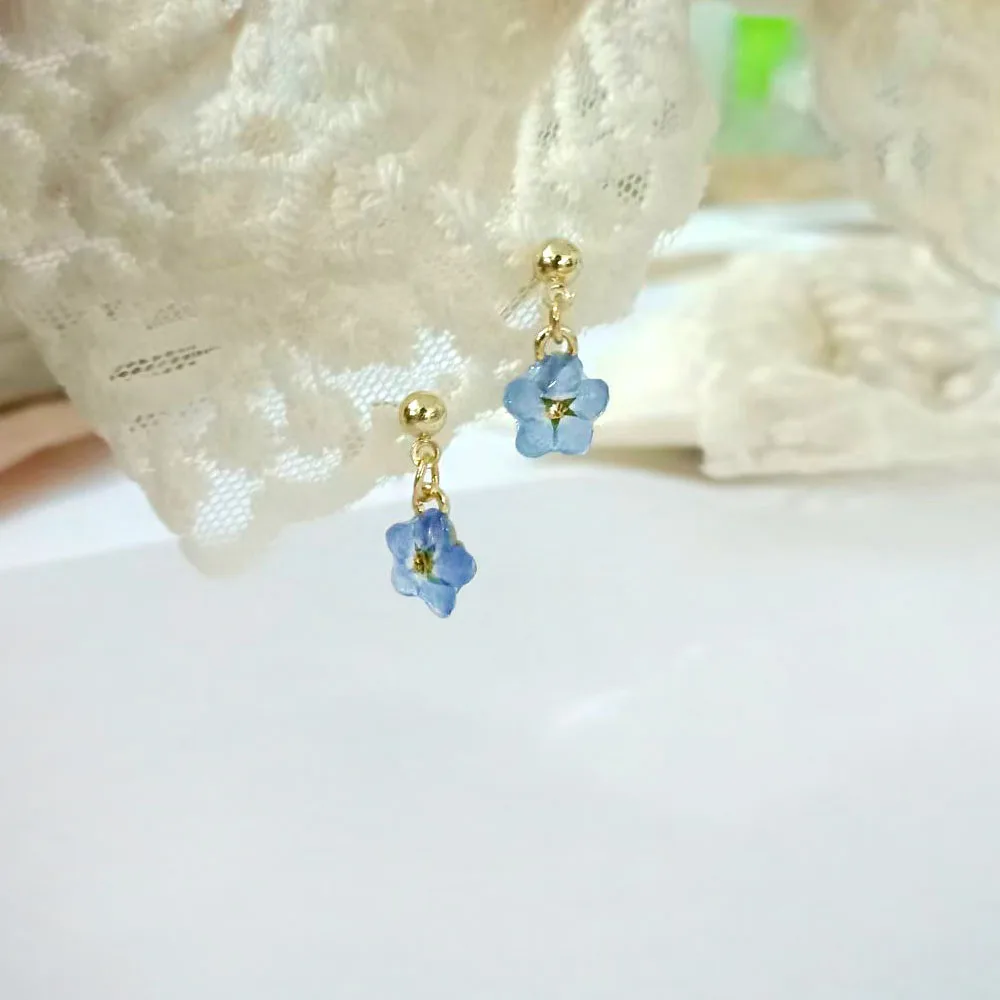 أقراط زرقاء صغيرة تنسى لي لا زهرة أقراط بسيطة مجففة على شكل زهور هدايا للأم والأصدقاء