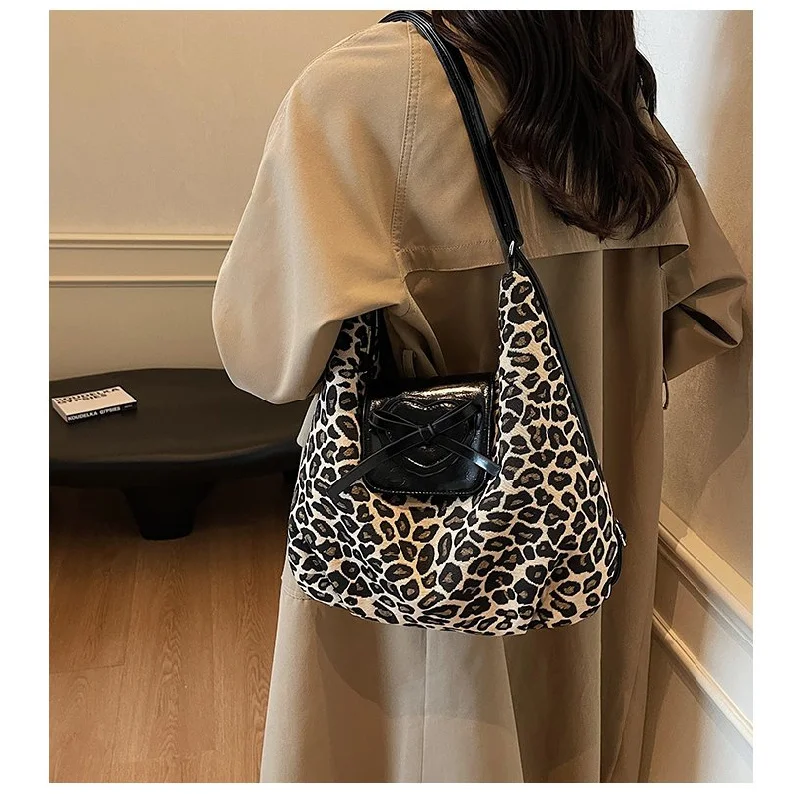 حقيبة كتف نسائية راقية مصنوعة من الجلد الفاخر مع مظهر يومي عتيق من باريس  #5