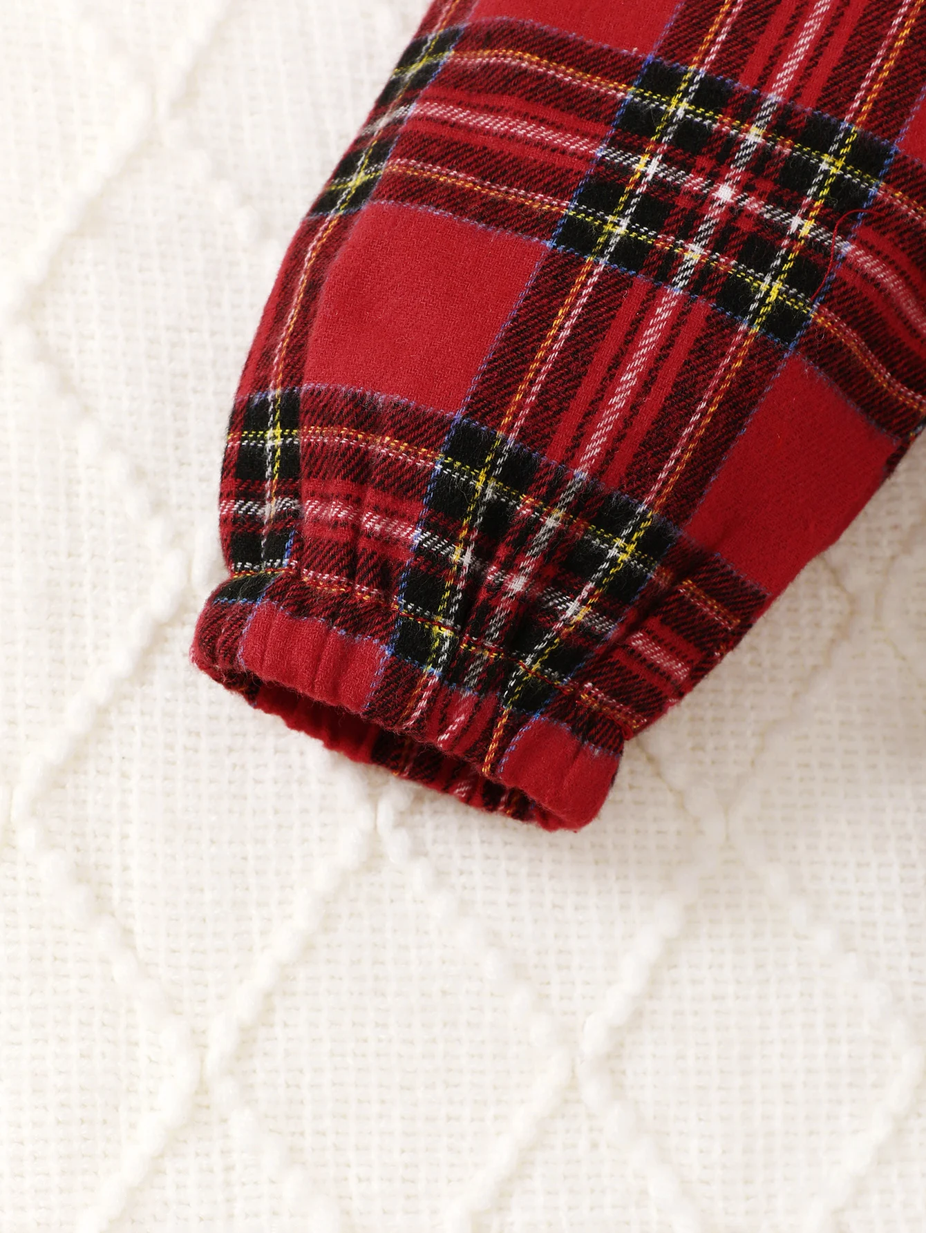 مجموعة رجل صغير لطيف لحديثي الولادة في الربيع والخريف، تتميز بسترة سوداء من قطعة واحدة مع بنطال متقلب أحمر