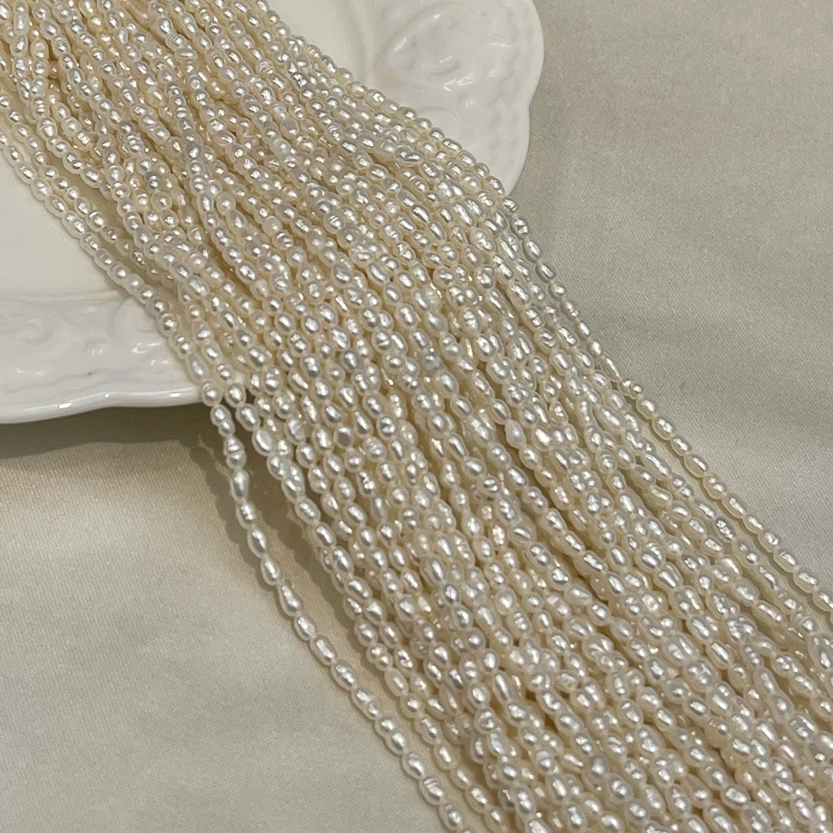 Ein 2-3mm großer Strang aus natürlichen Süßwasser-Reisperlen, 36cm, weiße barocke lose Perlen für DIY-Schmuckherstellung, Zubehör für Halsketten und Armbänder. – Detail 4