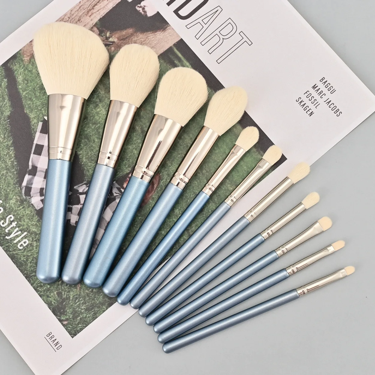 Set di pennelli per trucco con manico in legno da 11 pezzi Set di pennelli per ombretto per fondotinta in lana naturale Kit di pennelli cosmetici da viaggio portatili