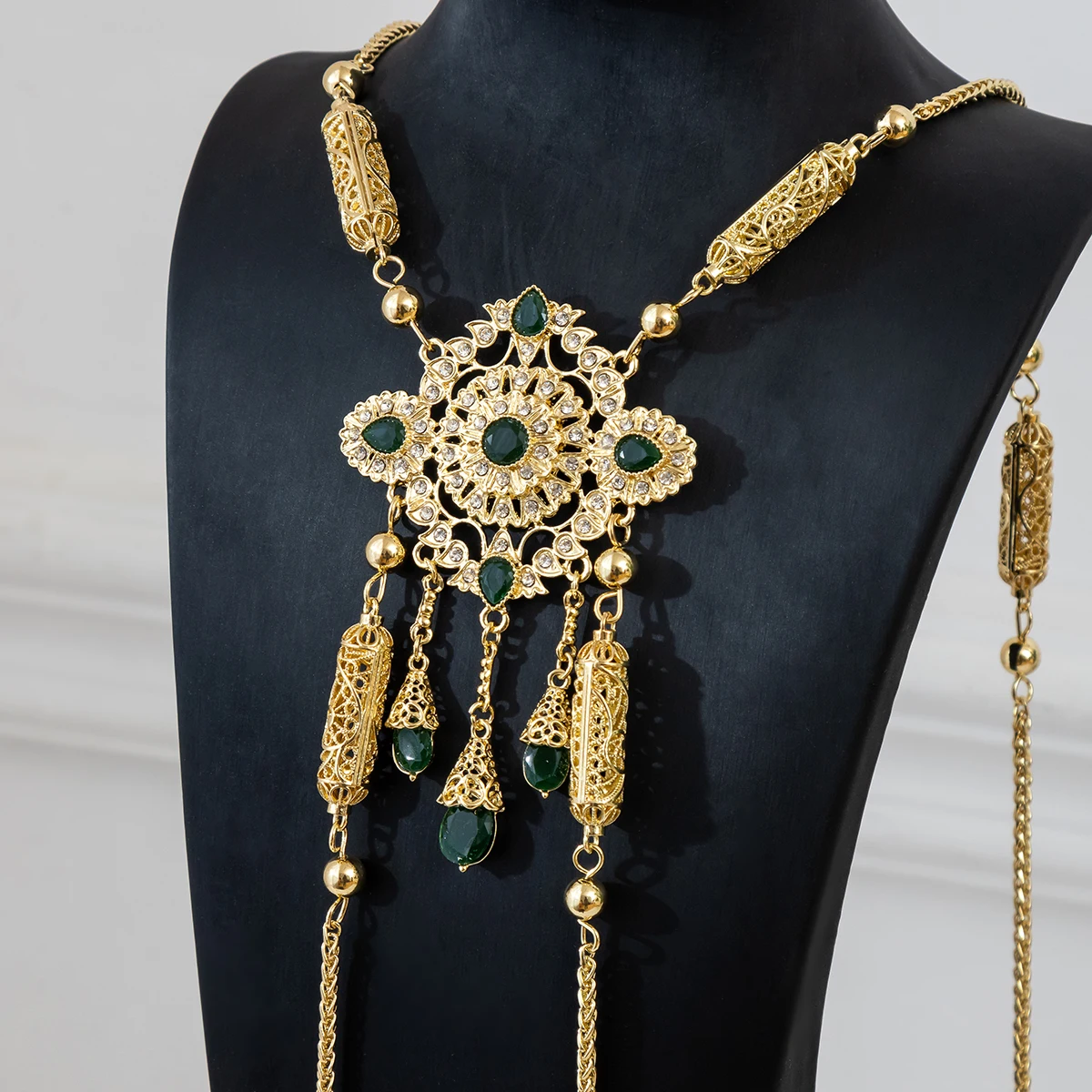 Kraft Brautschmuck-Schulterkette mit geschnitztem Metallmuster, handgefertigt, arabisch, wunderschöne Hochzeitskleid-Körperkette für den Nahen Osten – Detail 5
