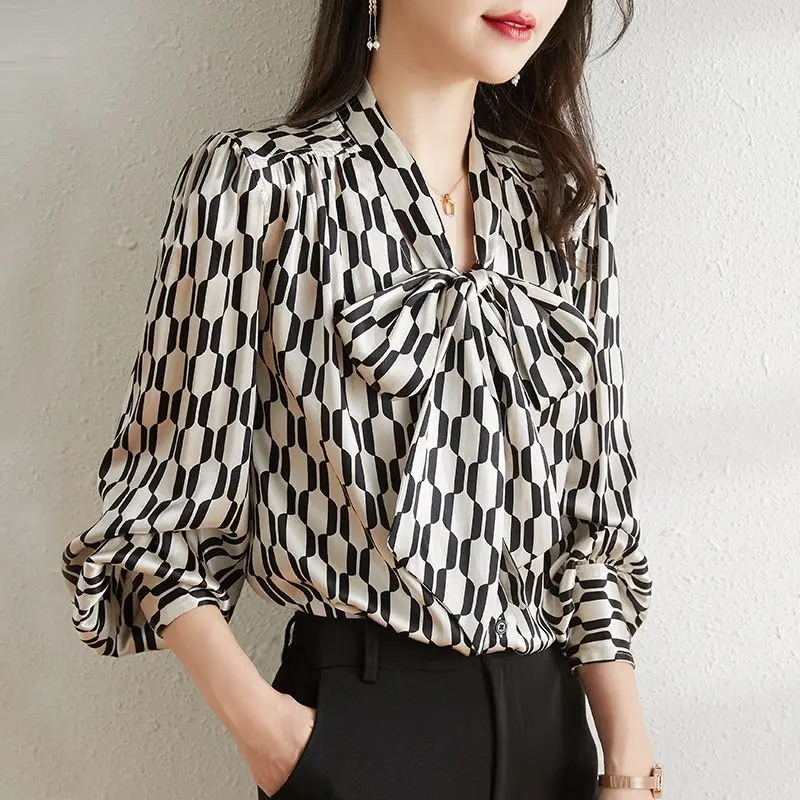 Camicia a maniche lunghe stampata in bianco e nero per donna Nuova camicia in chiffon con temperamento di nicchia con nastro a V per donna