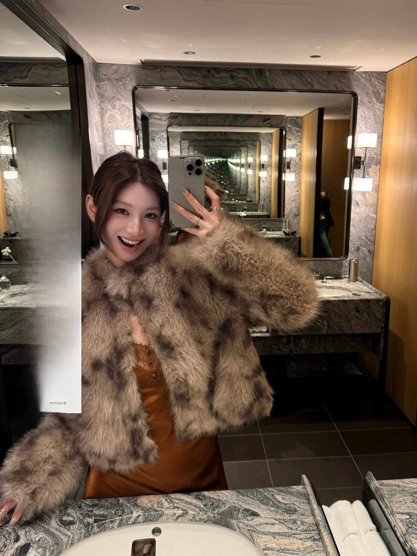 

Yangzifan Women's Warmth-Insulating Stand-Collar Faux--Fur Outerwear Eco-Friendly High-End Silhouette Daily Wear