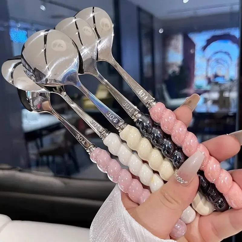 الفولاذ المقاوم للصدأ ملعقة فتاة اللؤلؤ خمسة ألوان تقليد السيراميك مقبض الفولاذ المقاوم للصدأ ملاعق المنزلية مقبض طويل ملعقة طعام