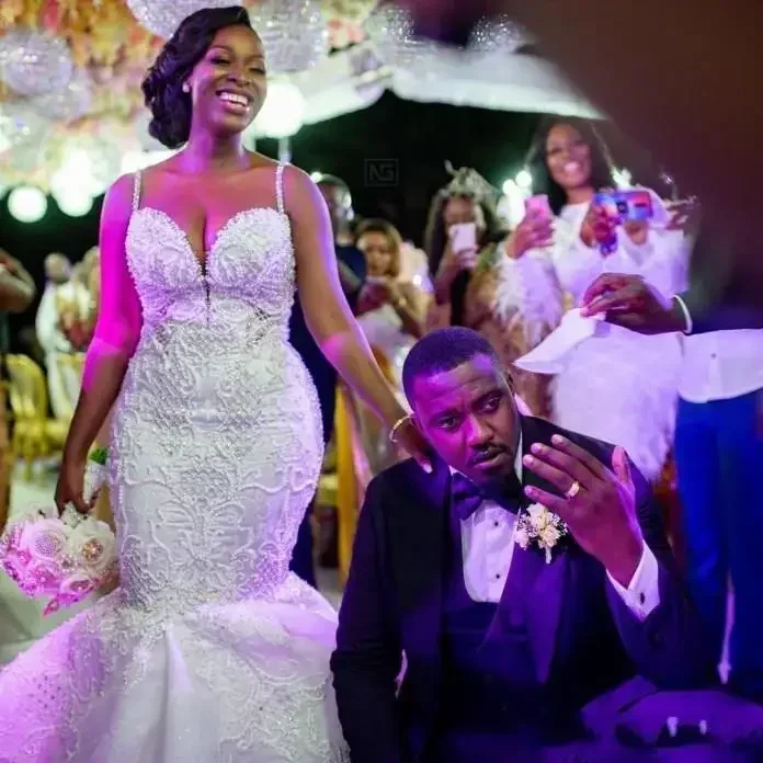 Maßgeschneidertes Meerjungfrau-Hochzeitskleid mit Spitze und Applikationen, Spaghetti, schwarzes Mädchenmantel, Übergröße, Sweep-Zug, Brautkleid nach Maß