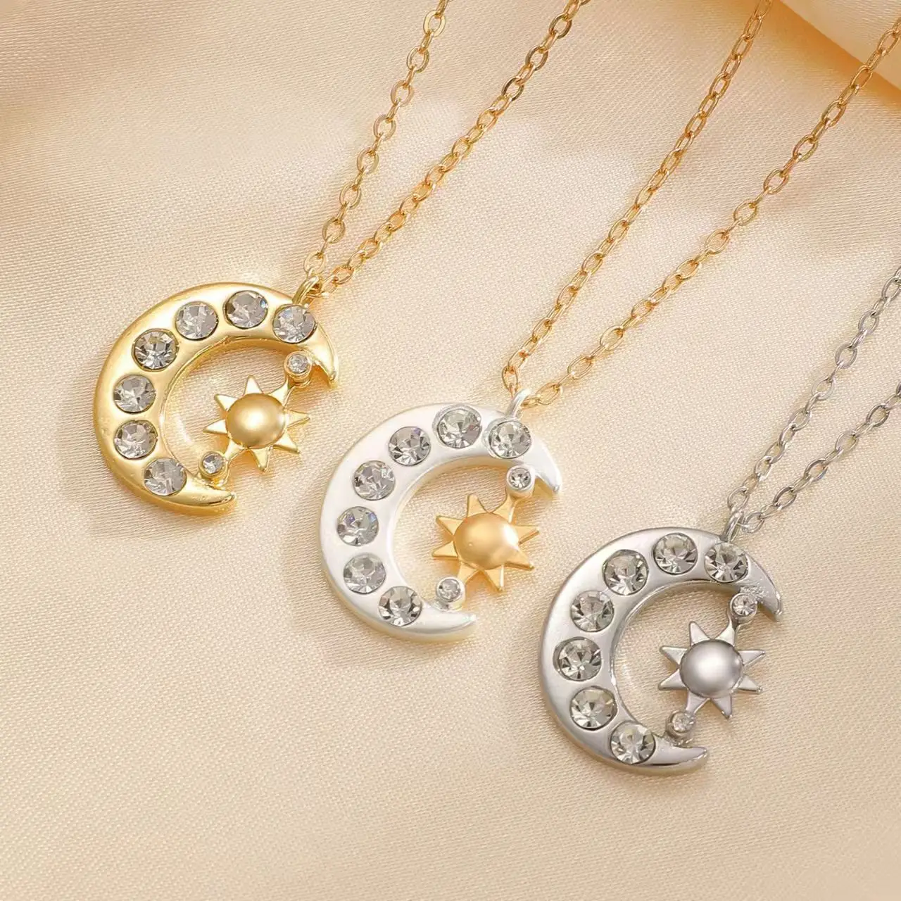 Collar con colgante de sol y luna, collar con estrella incrustada de diamantes de imitación, cadena de clavícula con colgante de luna para mujer, perfecto para las fiestas