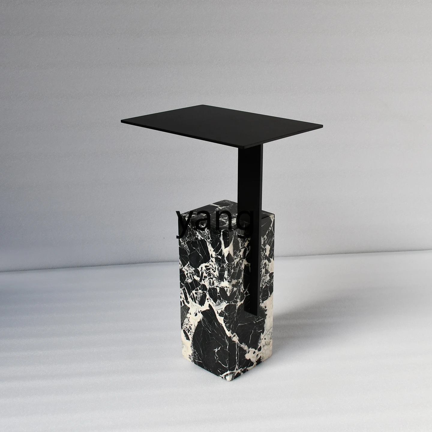 Stolik boczny do sofy LMM, designerski stolik do salonu w willi, mały stolik kawowy, stolik pomocniczy