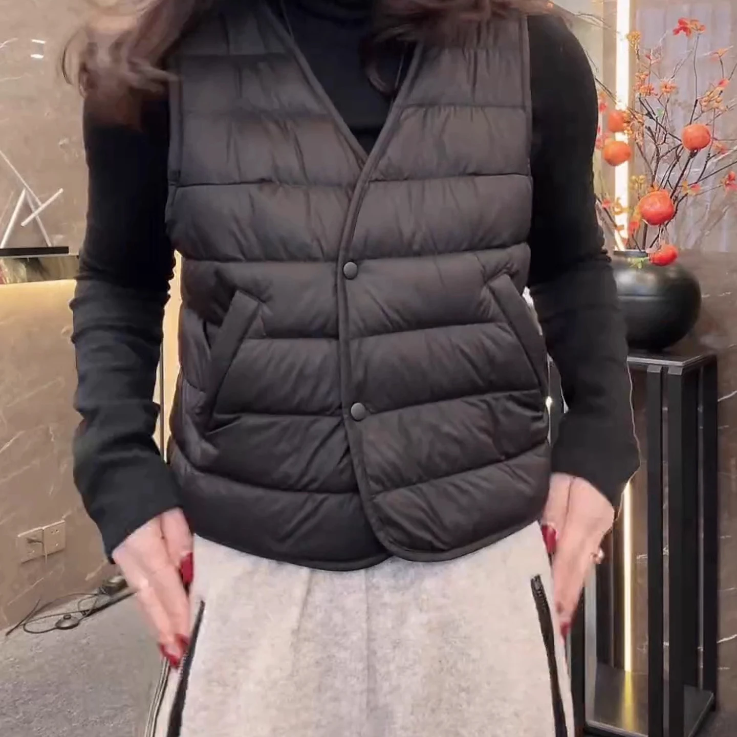 Damska kamizelka ocieplana Faionable Warmth Jaet 2025, nowa kolekcja zimowa, elegancka kamizelka z dekoltem w serek, dopasowany krój, styl koreański, idealna do dojazdów do pracy.