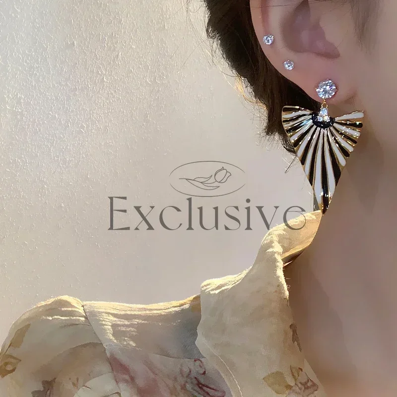 European and American style fashion personality light luxury contrasting earrings retro niche design high-end earrings women