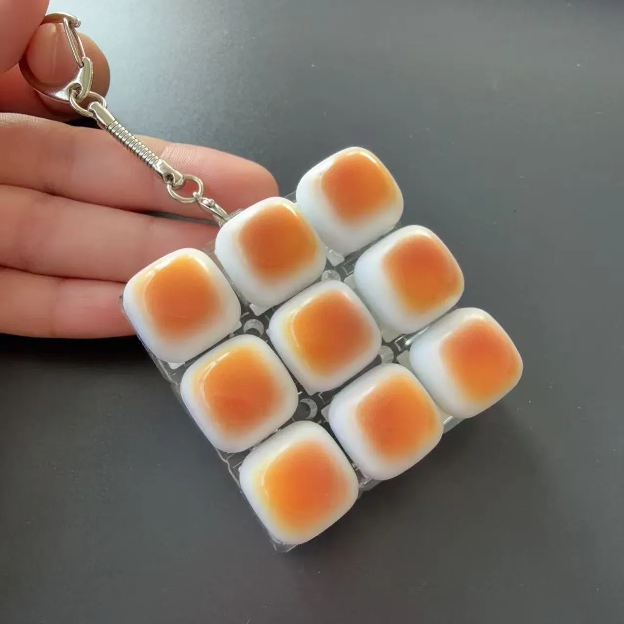 Chaveiro de Teclado Anti-stress em Formato de Pão Caramelo com Botão Luminoso e Keycap Iluminada, Pingente para Mochila, Acessório para Estudantes, Escritório e Adultos