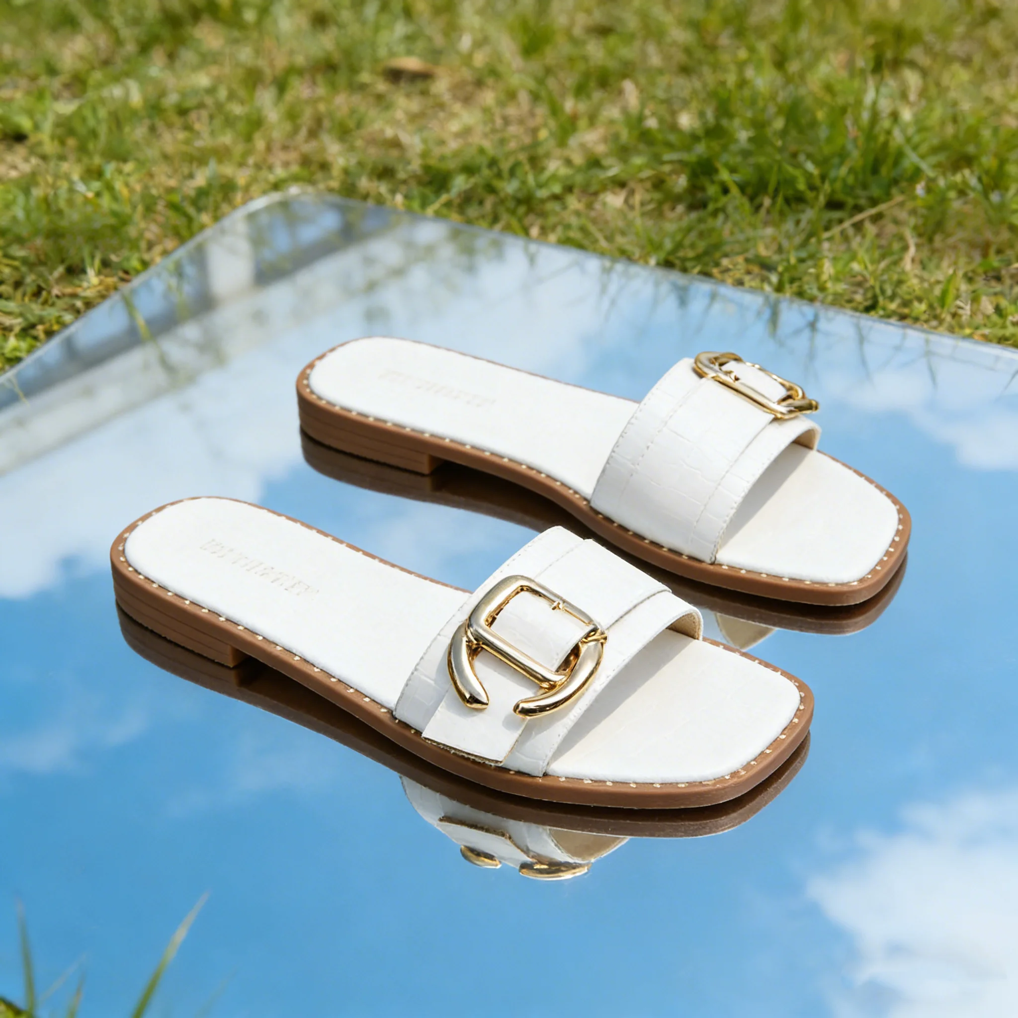 

Женские мюли с квадратным носком: золотистые металлические пряжки, плоская подошва, дышащие и элегантные летние туфли для женщин.