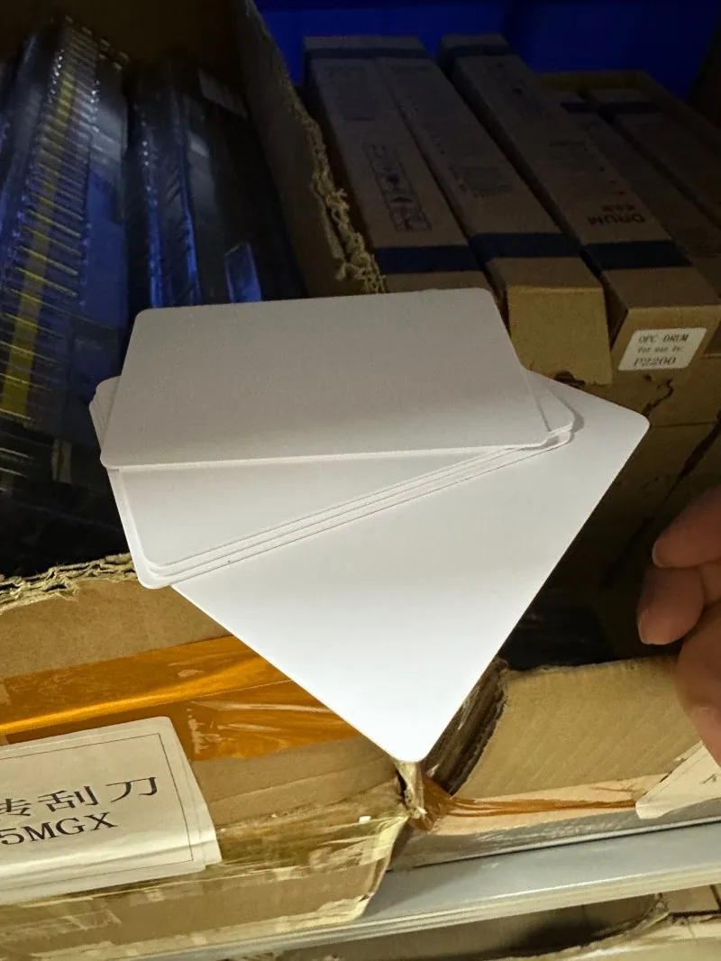 

10 шт., глянцевая пустая визитная карточка из ПВХ, дизайн логотипа, имя, благодарность, удостоверение личности, водонепроницаемая и двусторонняя печать, карты НЕ NFC