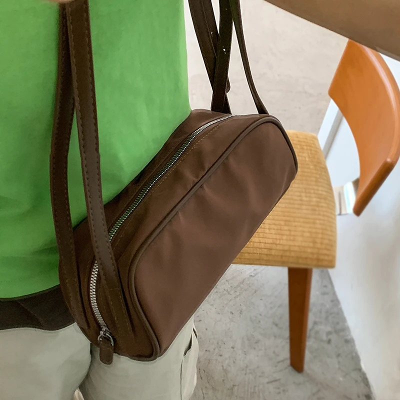 Nylon-Schultertasche, koreanische Damen-Unterarmtasche in Uni-Farbe, minimalistische Vintage-Handtasche mit leichtem Reißverschluss für Pendler. – Detail 2