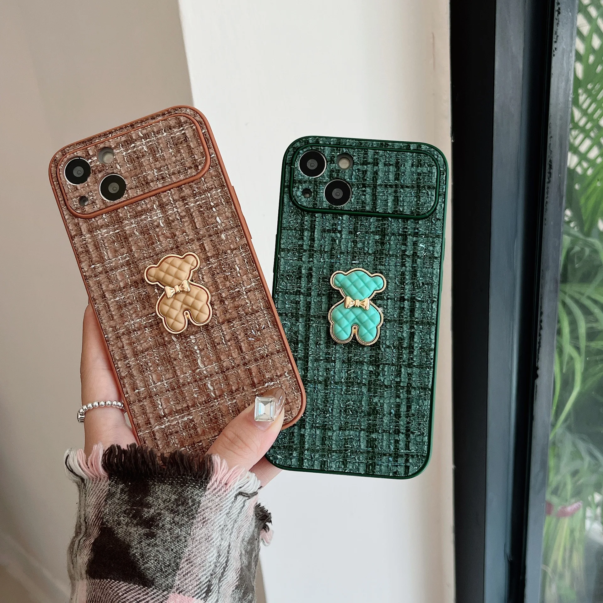 

Suitable for iPhone 15 promax large window diamond checkered teddy bear phone case Apple 13/14 pro female