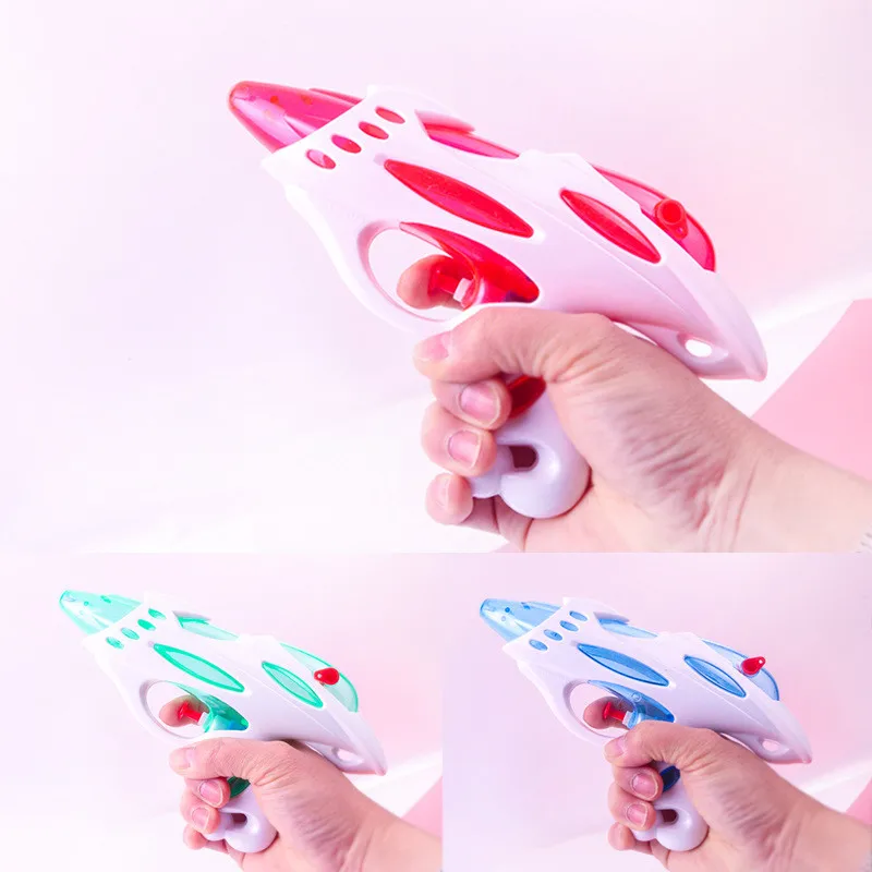 لعبة الشاطئ مسدس ماء للأطفال ، اللعب بالماء ، الاستحمام في الهواء الطلق ، السباحة ، التجديف والمسدسات ، الأولاد والبنات