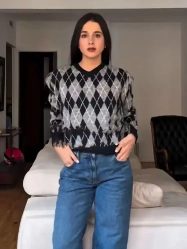 

HH Women 2025 Winter New Fashion Loose V-neck Argyle Short Sweater Female High Street Casual Long Sleeve Pullover Sweater Mujer