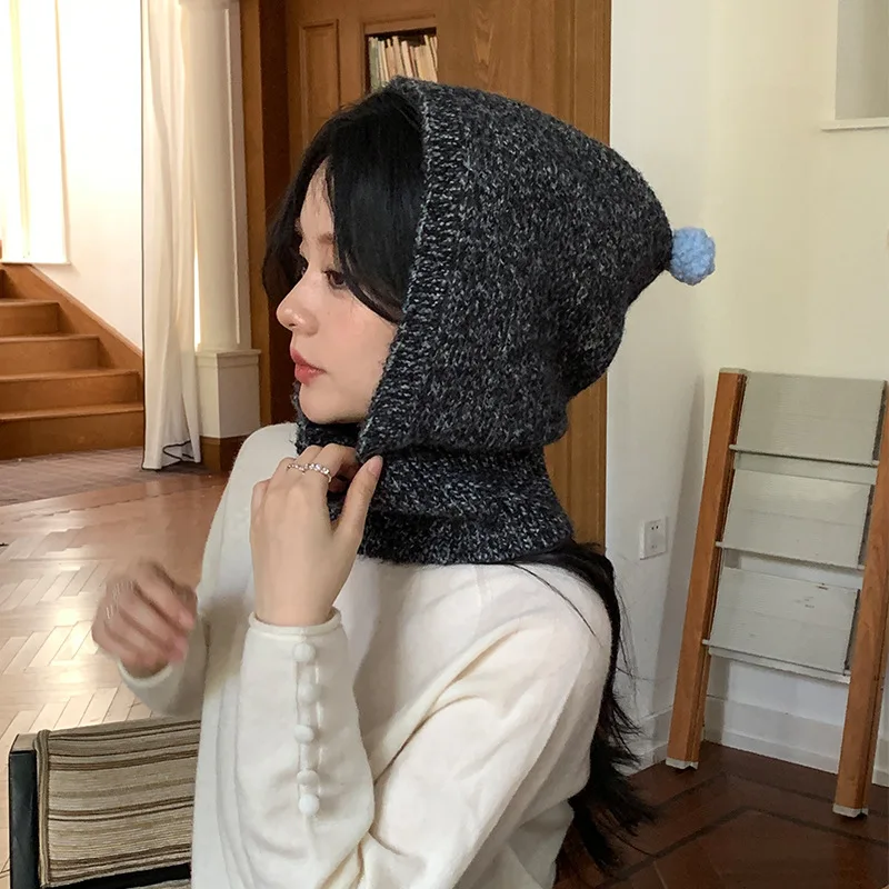 Koreanische Mischfarben-Mode-Pullover-Balaclava-Mütze mit Pompon-Design, Winter-Knopf-Halswärmer, integrierte warme Strickmütze für Damen – Detail 5