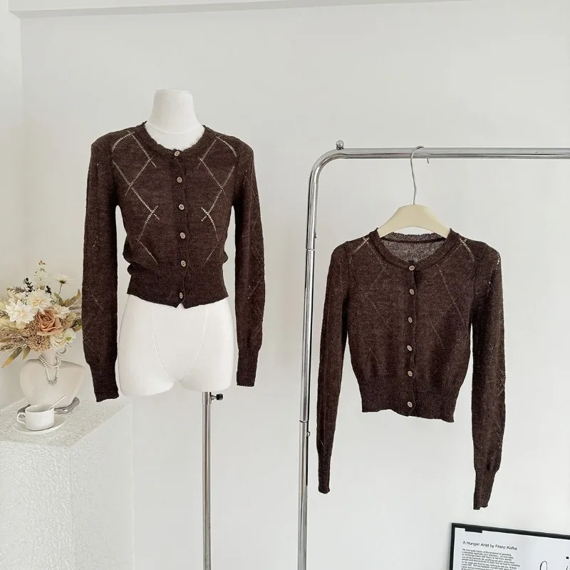 سترة محبوكة بنية على الطراز الكوري للنساء في خريف جديد نحيف عصري مجوف متقاطع أنيق