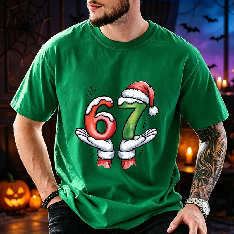 Weihnachts-T-Shirt für Herren, Grafik mit Santa-Handen, die die Zahl 67 halten, kurzärmeliges T-Shirt, Weihnachts- und Feiertags-Freizeitoberteil, Party-Outfit – Detail 2