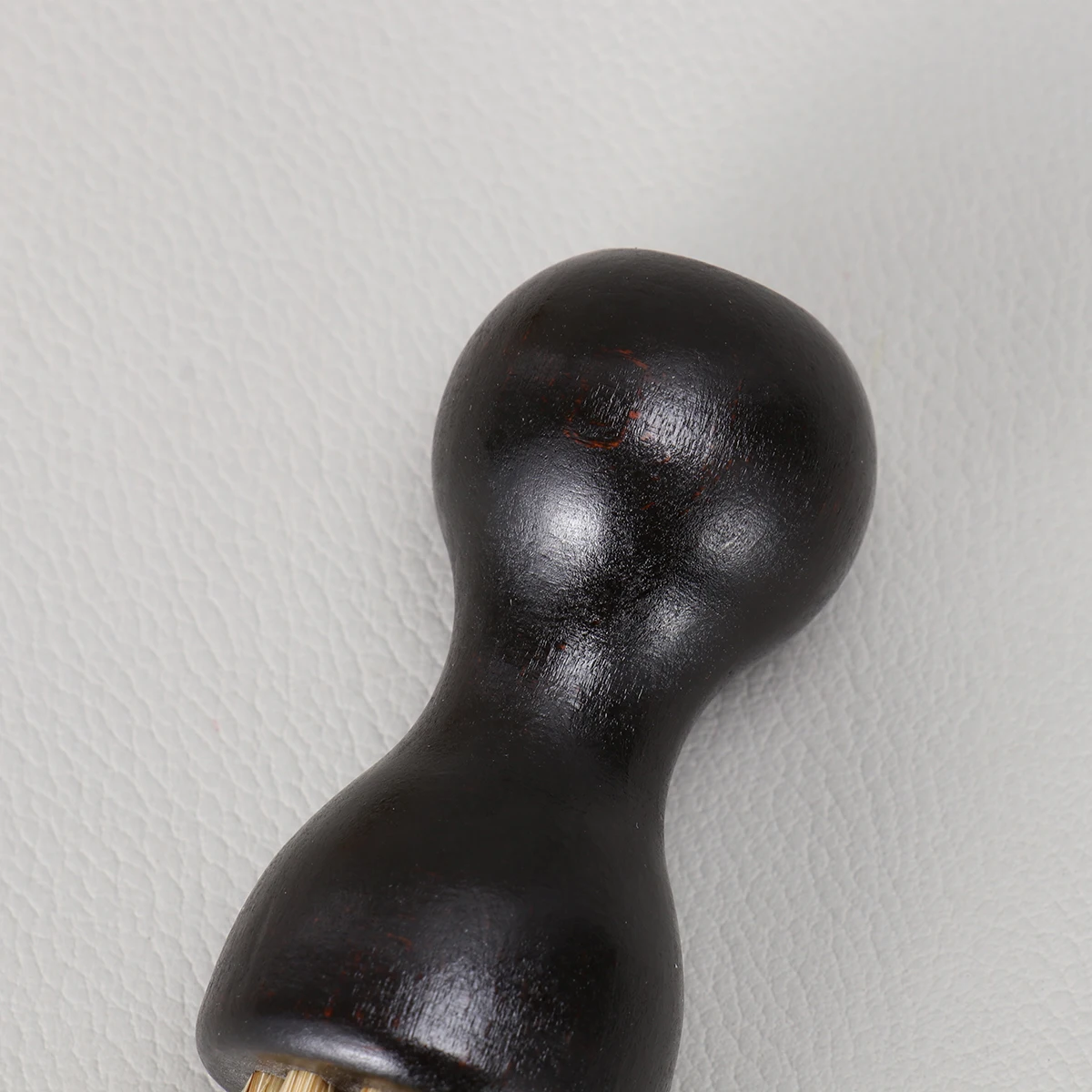 

Профессиональная щетка для чистки обуви, 2 шт., с ручкой из бука и щетиной. Эффективный угловой дизайн для простого использования. Светло-серый, темный.