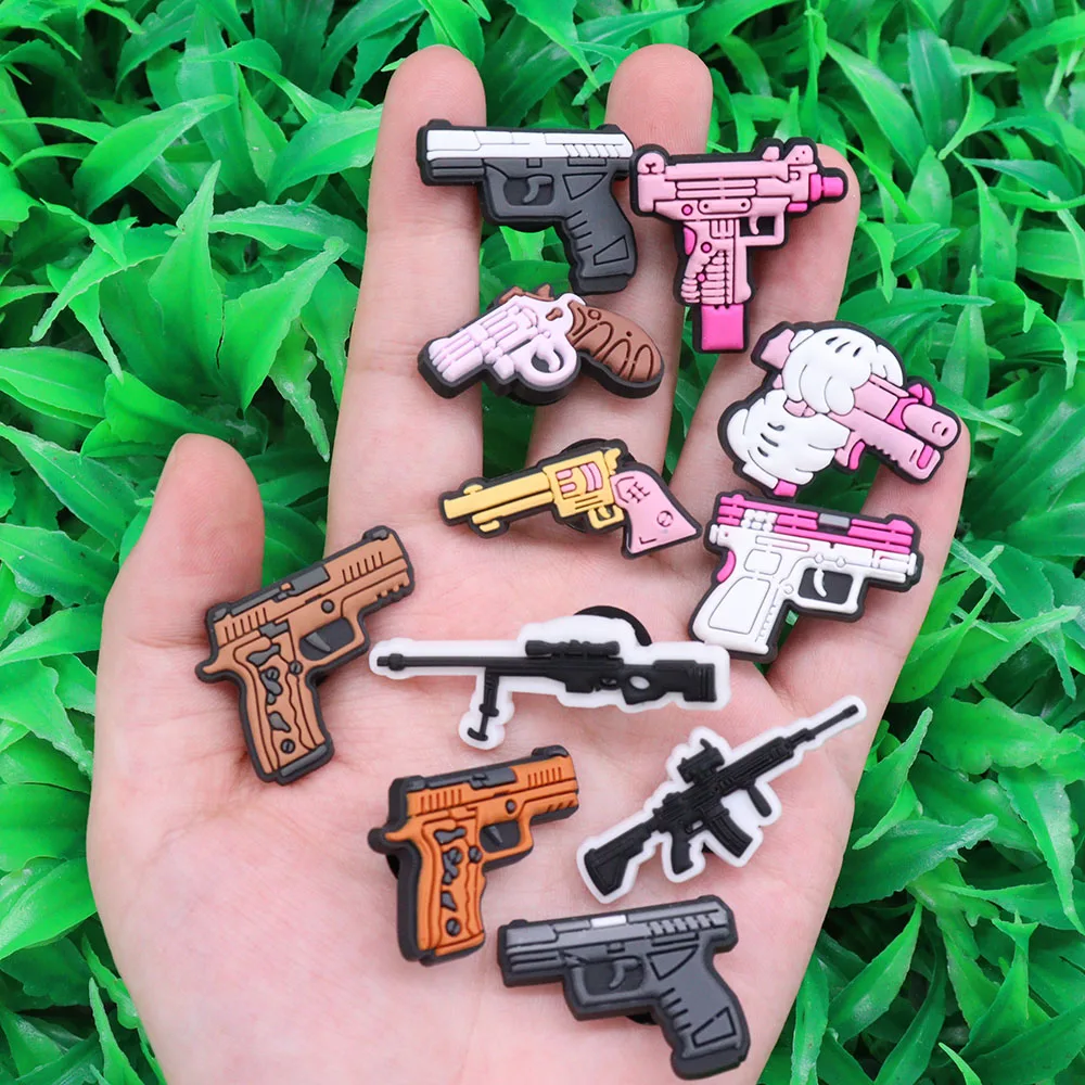 Dijes de pistola de PVC para niños, accesorios de pistola, hebilla de sandalia, bricolaje, decoraciones para zuecos, alfileres, pulseras, regalo para niños, mezcla de 50 piezas