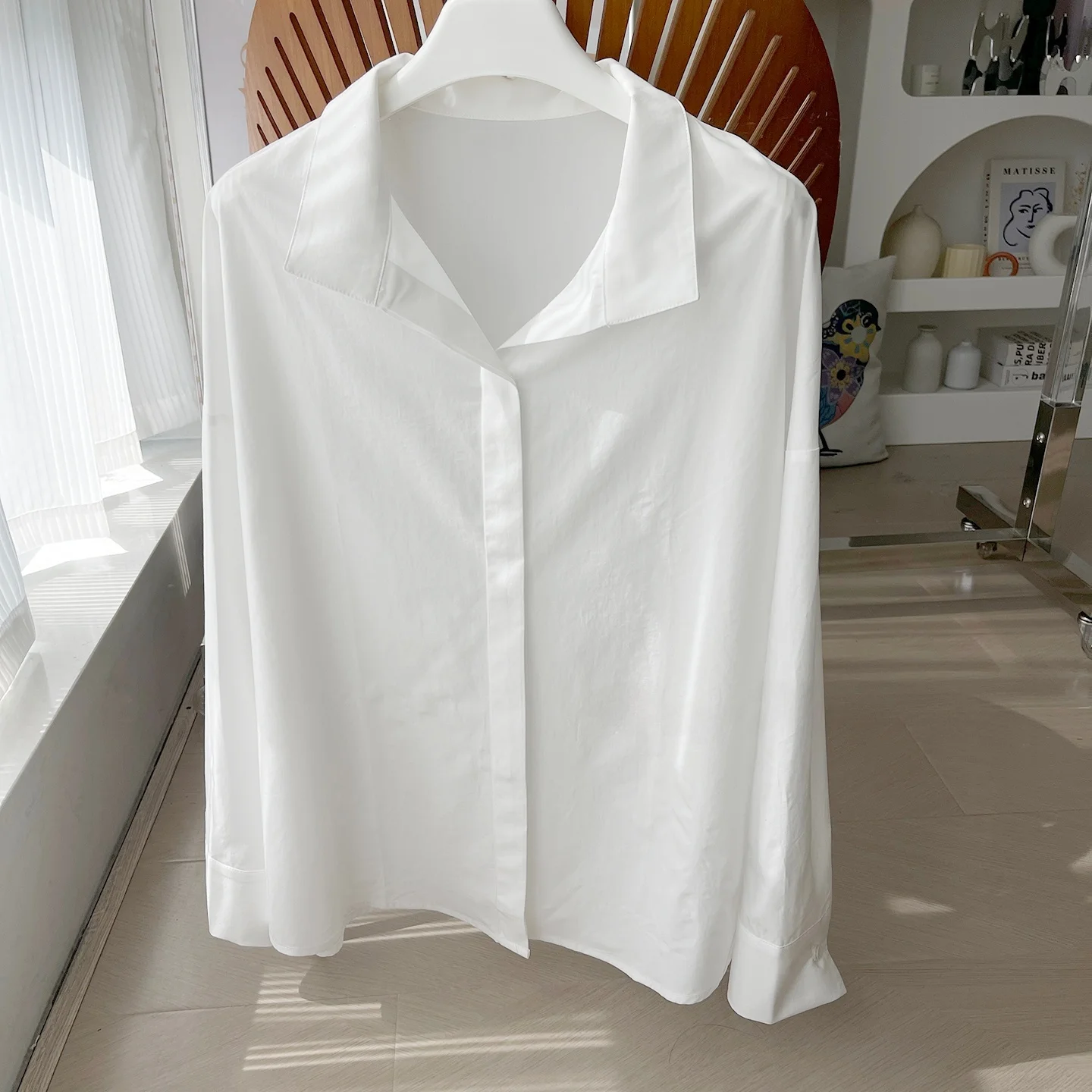 

Белая рубашка в корейском стиле с отложным воротником, универсальная, с длинным рукавом, однотонная, с эффектом стройности, для женщин