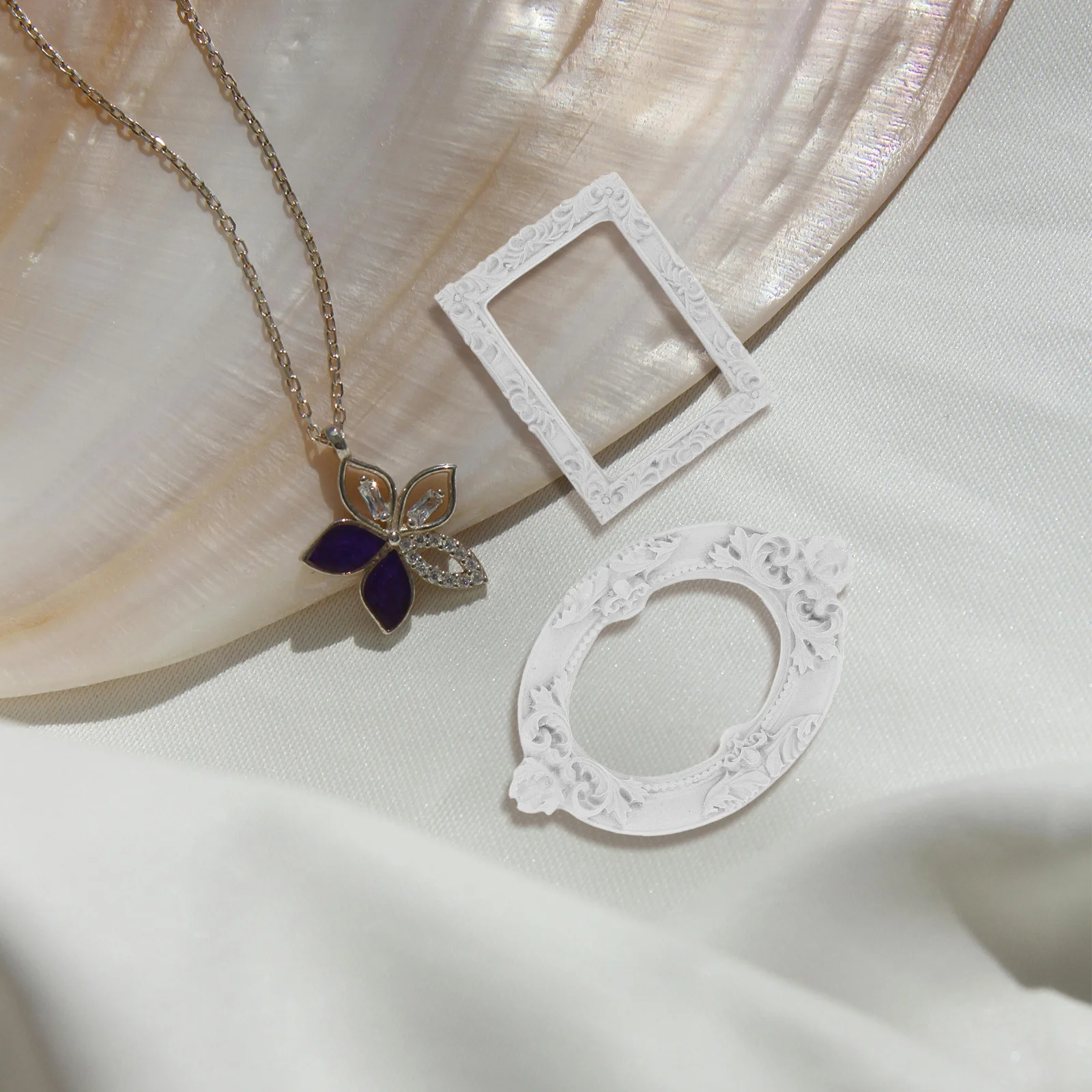 

4Pcs Mini Vintage Photo Frames Vintage European Resin Retro Jewelry Display Photography Prop Home Decor Mini Frames Ornaments