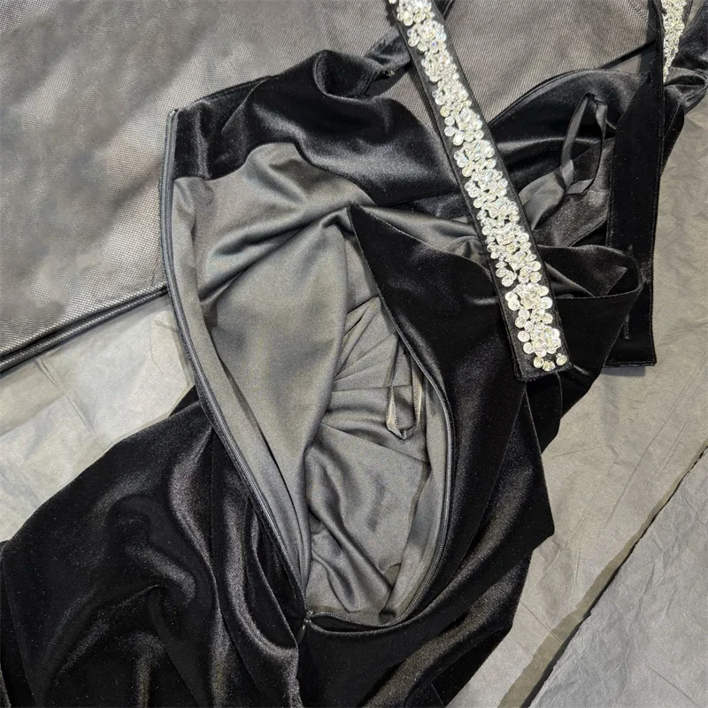 Abito da donna 2025 Inverno nuovi abiti lunghi slim con bretelle in velluto Abito con strass avvolto sui fianchi Abiti da festa sexy senza schienale