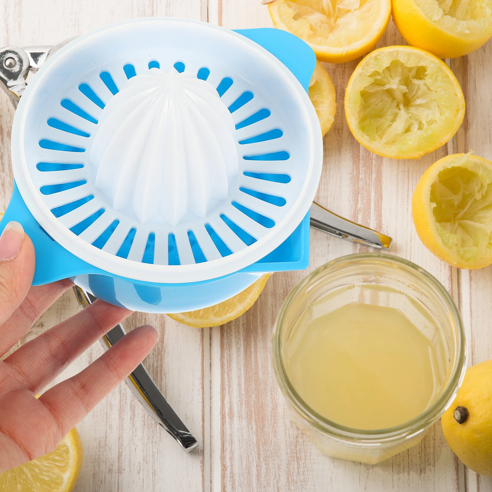 

2Pcs Manual Fruit Juicers Compact Lightweight Hand Squeezers for Home Outdoor Lemon Orange Juicing Extractors Portable Juicers