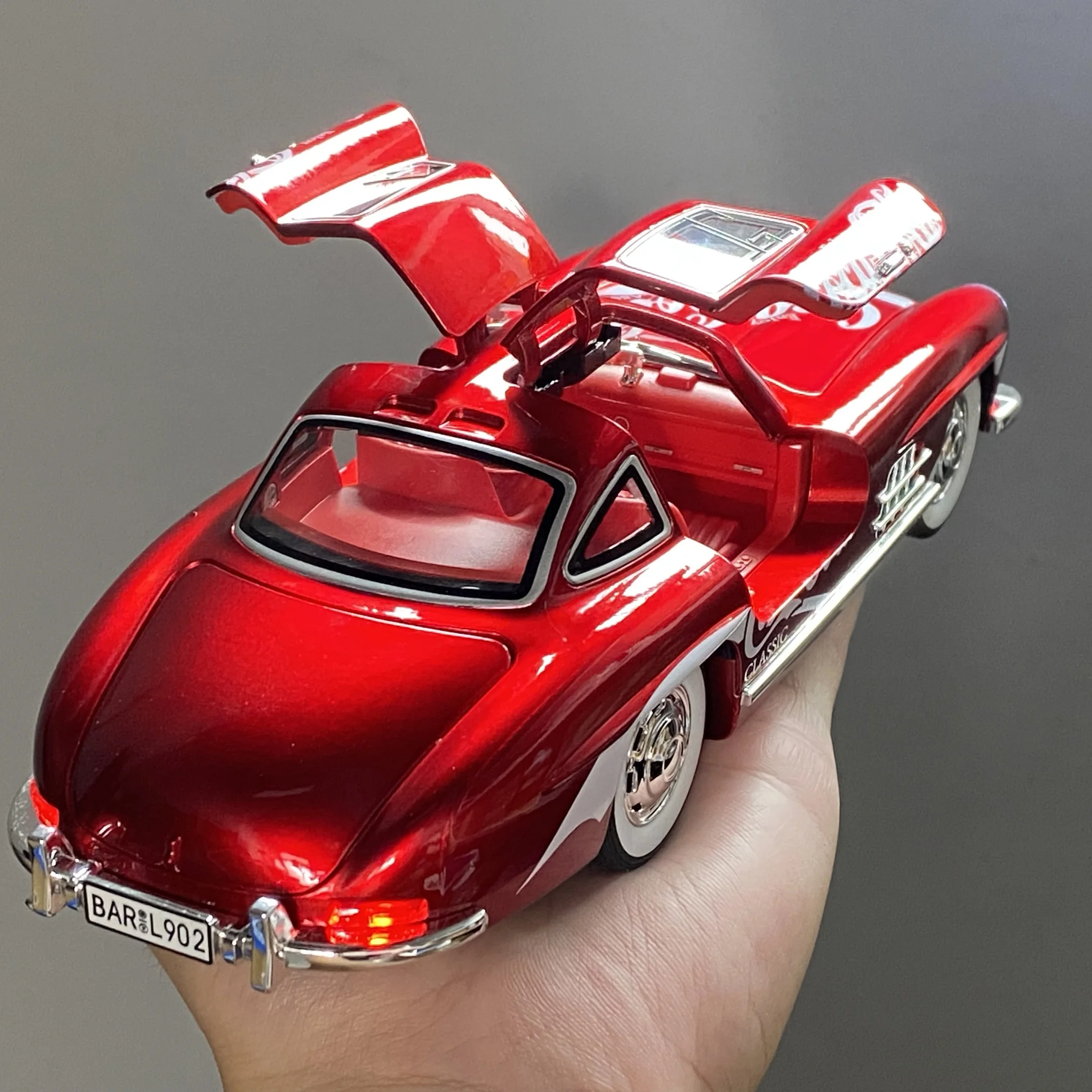 1:24 بنز 300SL كوكا كولا بيبسي كولا الكلاسيكية سيارة عتيقة سبيكة دييكاست نموذج سيارة المقتنيات المنزلية العصرية اللعب حلية عيد ميلاد