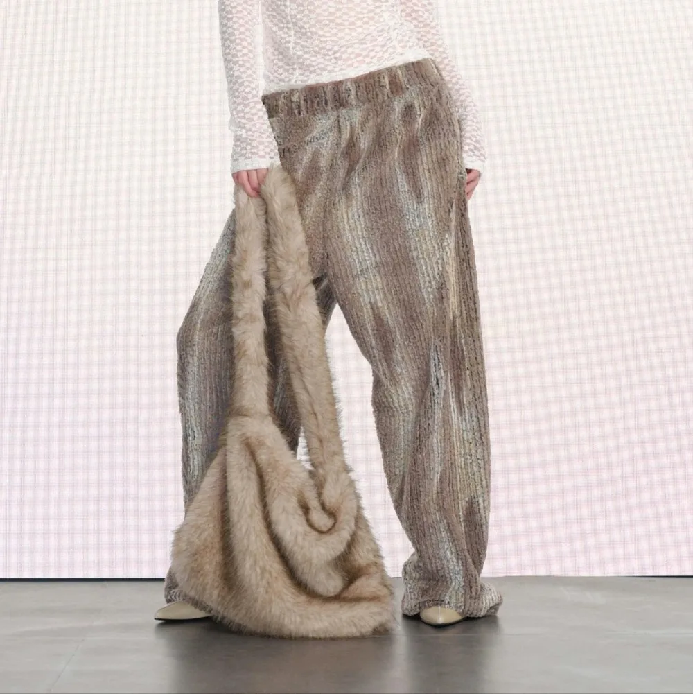 

Winter Soft Plush Shoulder Bag Warm Soft Crossbody Bags for Women Faux Fur Bag NEW Shopper Tote Hobos Purses Fluffy Women's Bags