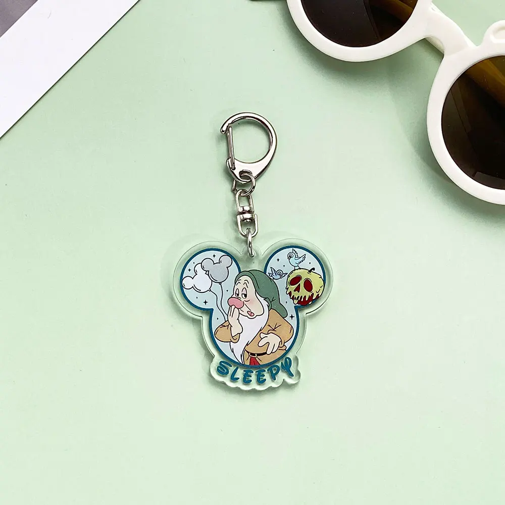 ديزني سنو وايت والأقزام السبعة سلسلة مفاتيح مصنوعة من الأكريليك كيرينغ المساعدون حقيبة كرتونية قلادة لطيف سيارة سحر الأصدقاء المشجعين هدية