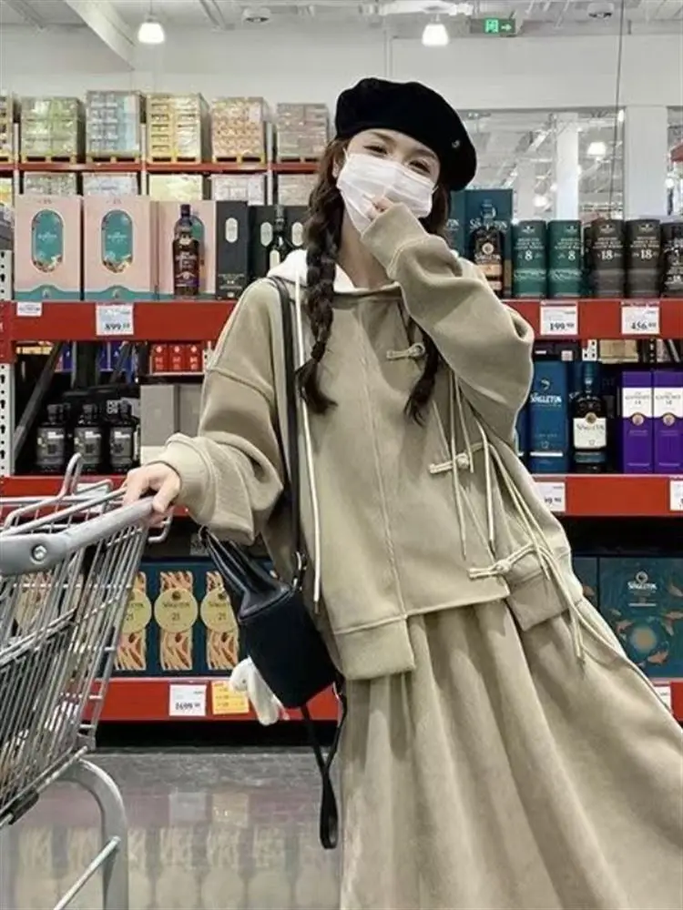 

Комплект из худи и юбки больших размеров для женщин: повседневный осенний костюм из двух предметов в традиционном китайском стиле с юбкой миди на пуговицах